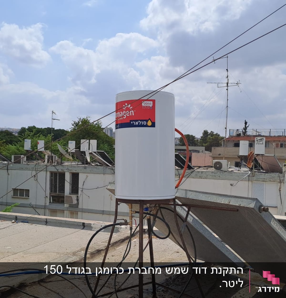 דוד שמש מותקן על גג עם קולטים סולאריים